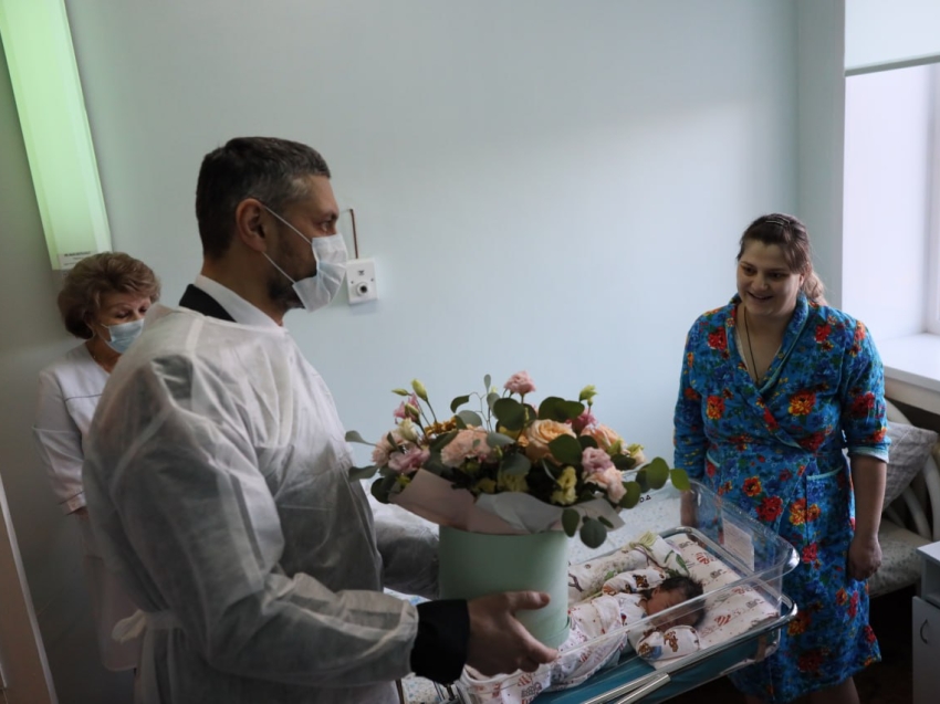 Александр Осипов поздравил маму первой новорожденной девочки в День рождения Забайкальского края 